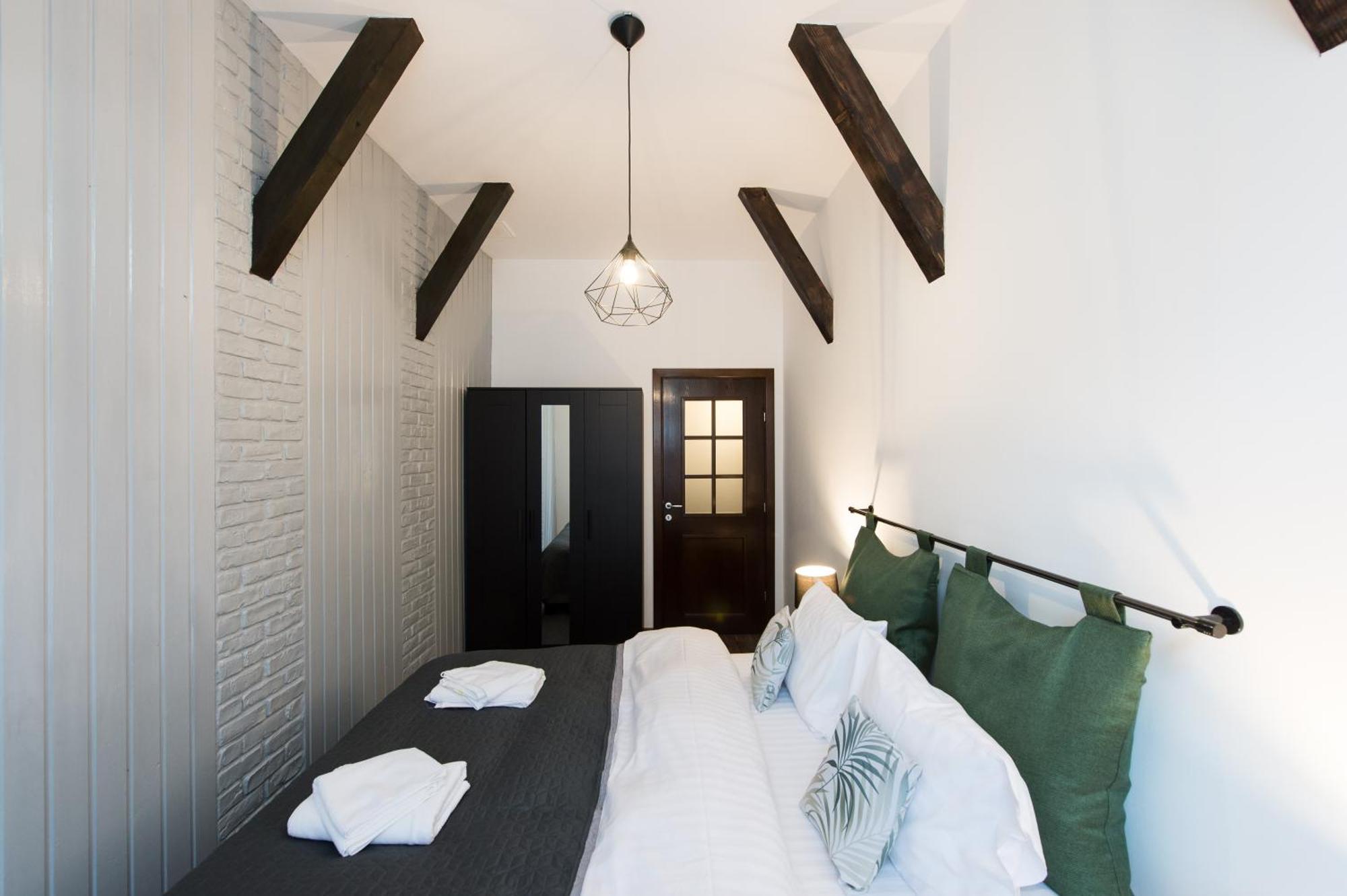 Lovely Brasov Flat With Patio And Mountain Views Екстер'єр фото