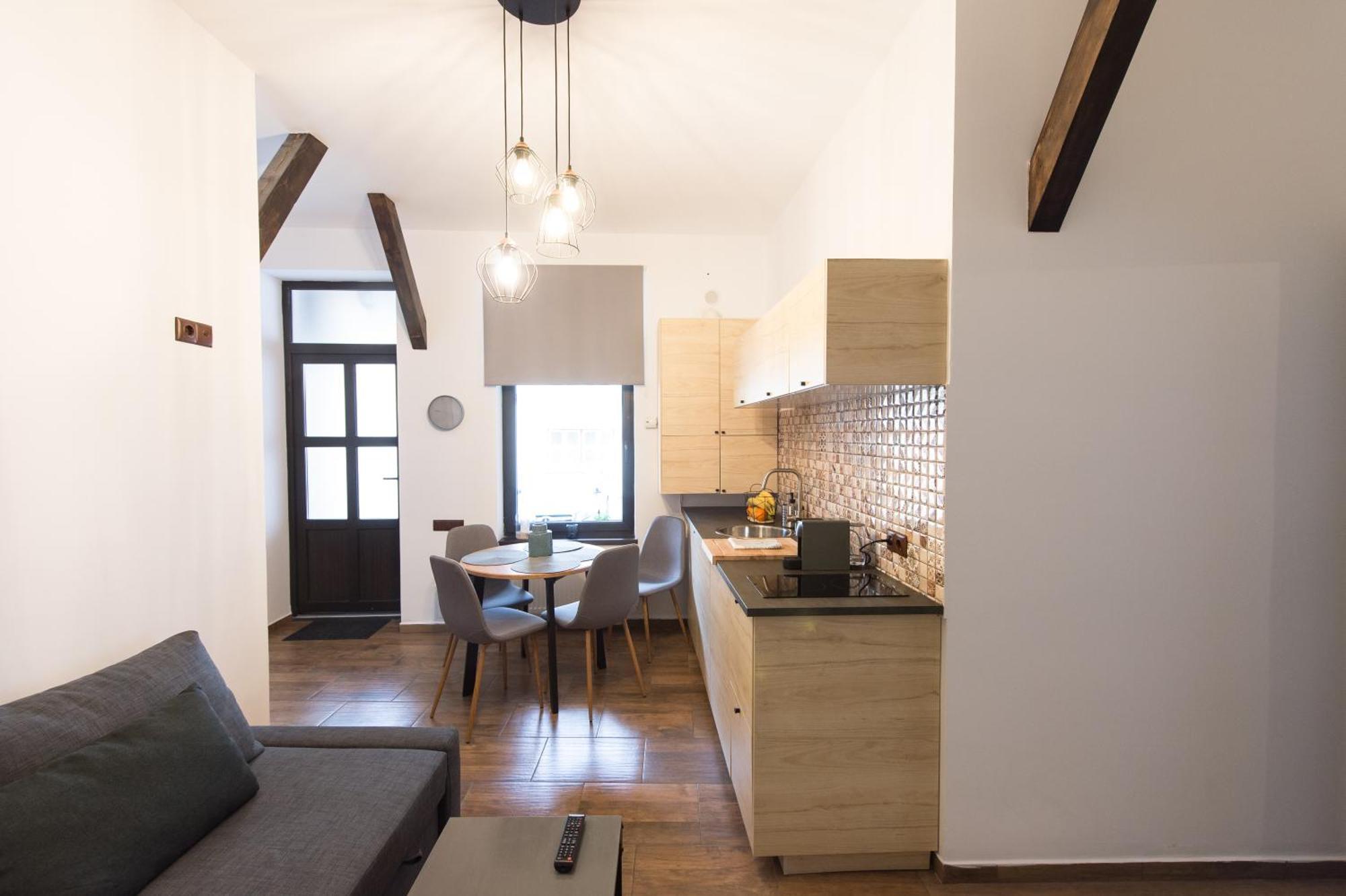 Lovely Brasov Flat With Patio And Mountain Views Екстер'єр фото