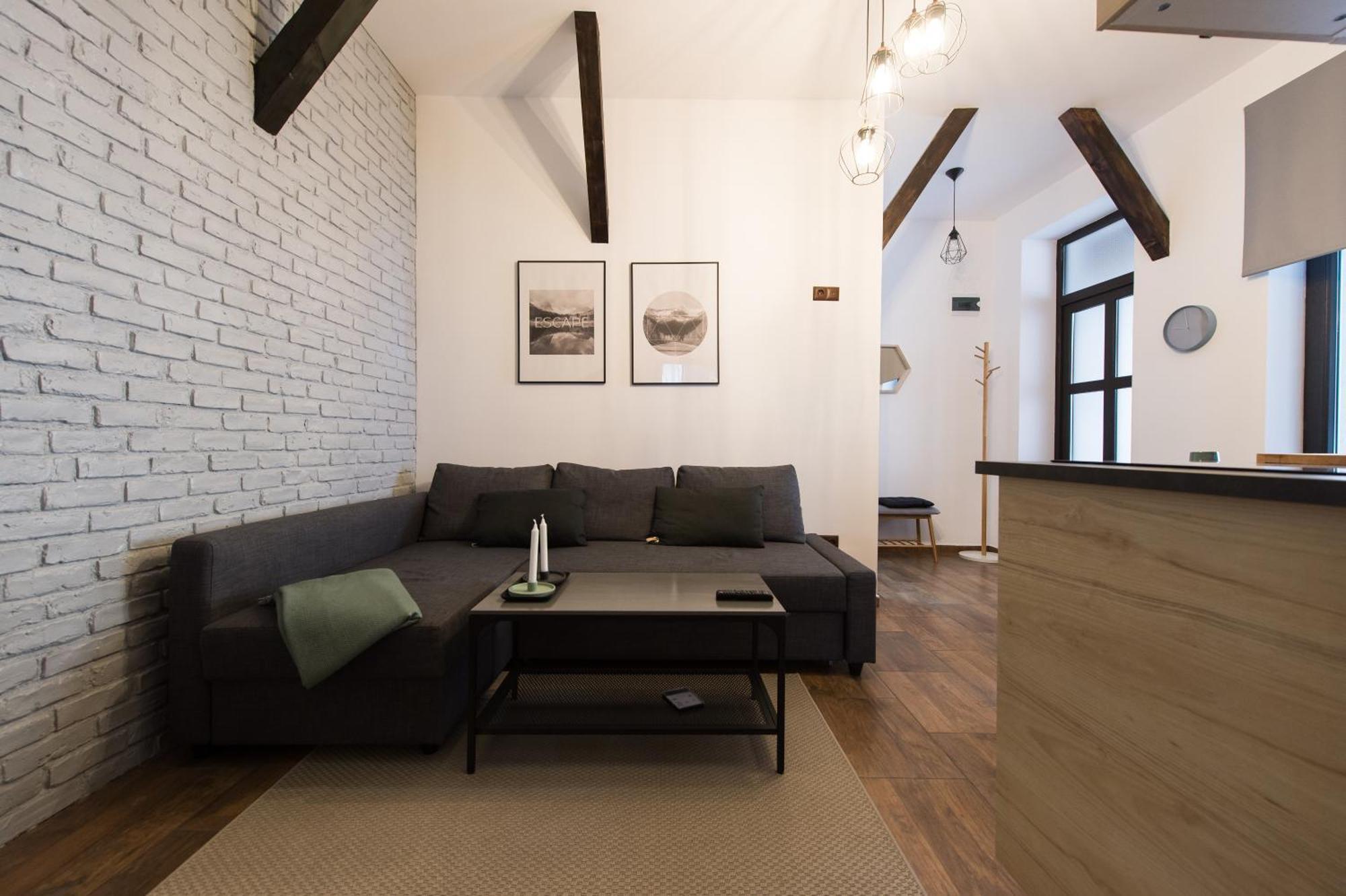 Lovely Brasov Flat With Patio And Mountain Views Екстер'єр фото
