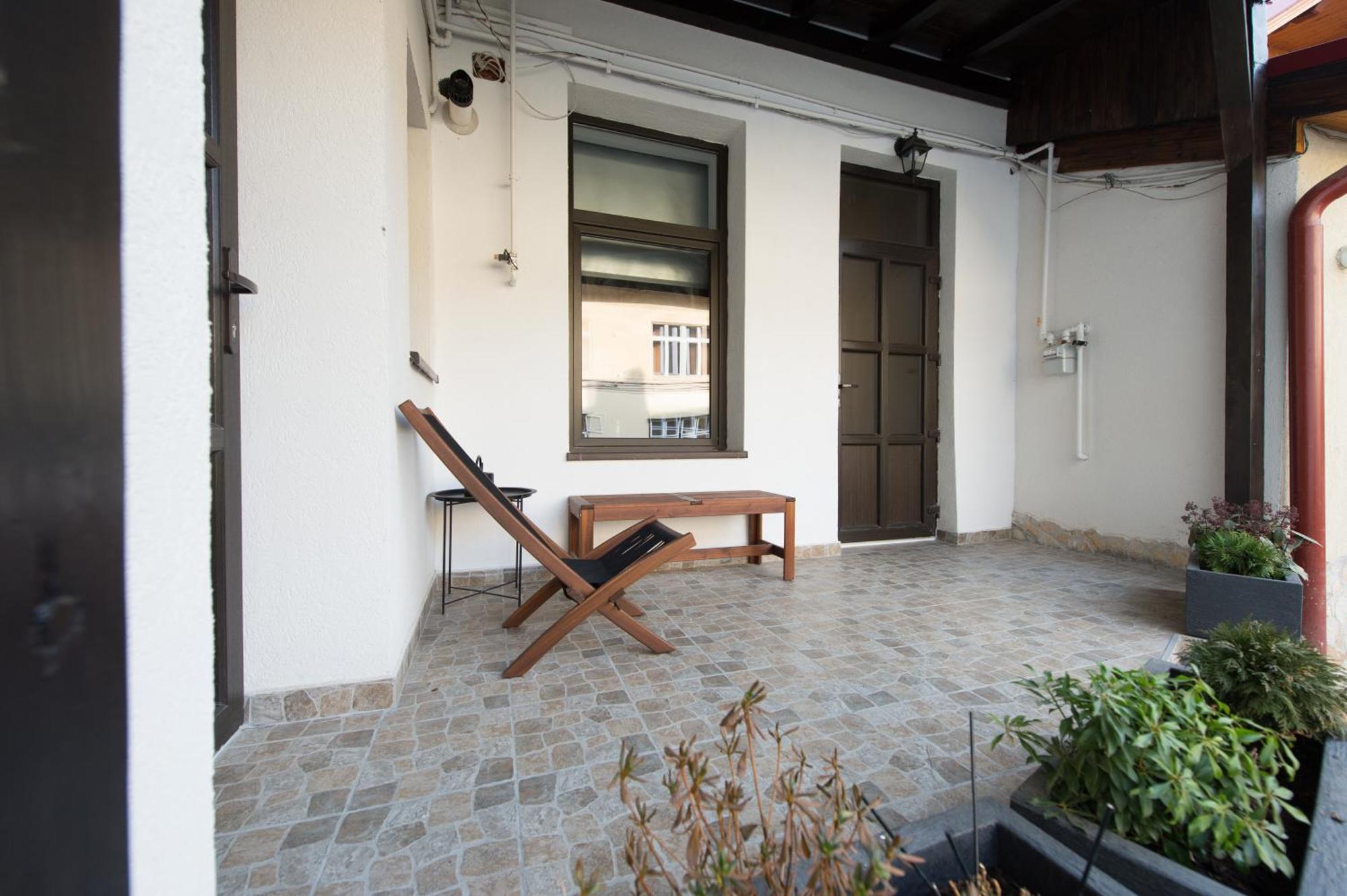 Lovely Brasov Flat With Patio And Mountain Views Екстер'єр фото