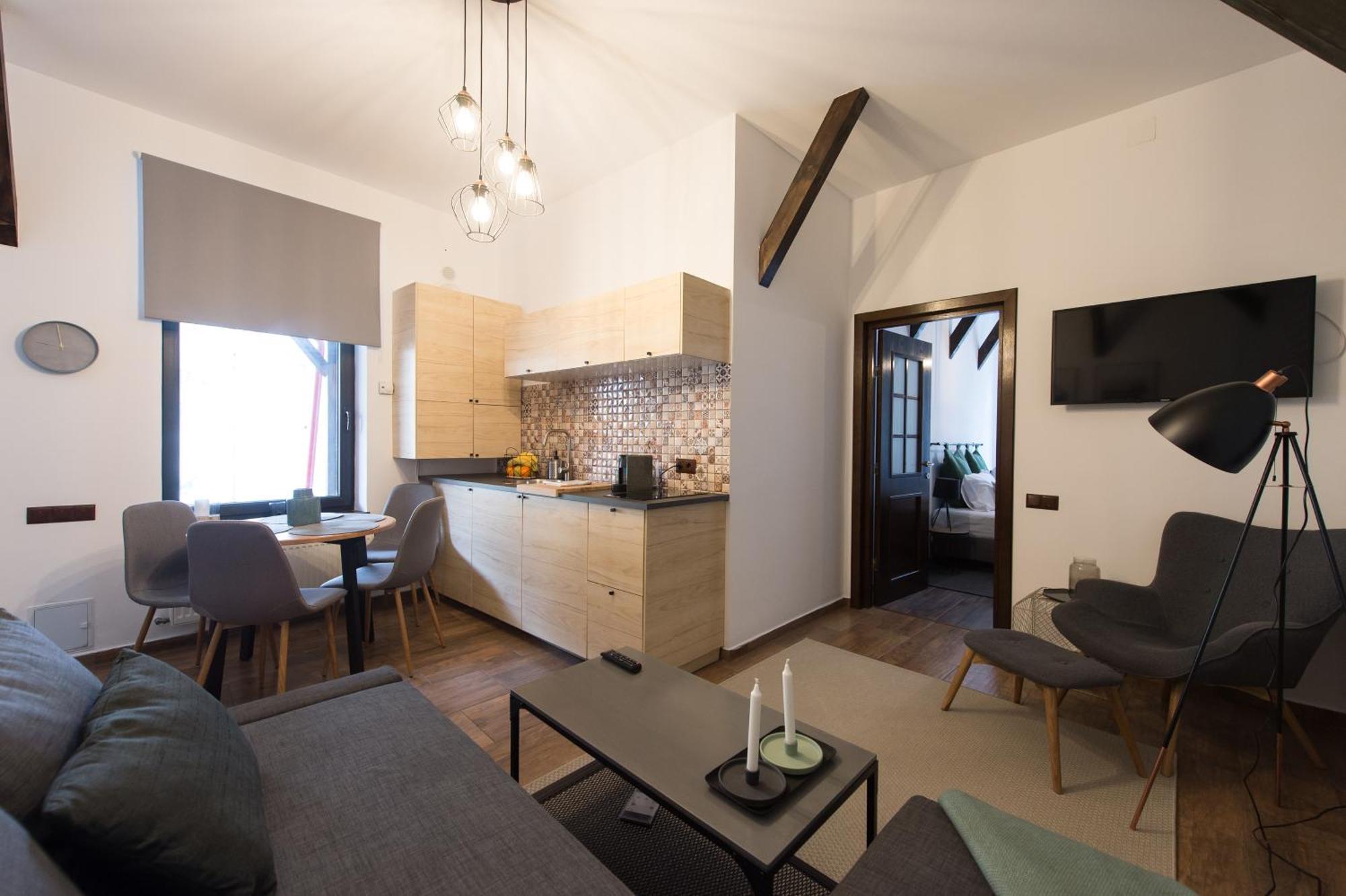 Lovely Brasov Flat With Patio And Mountain Views Екстер'єр фото