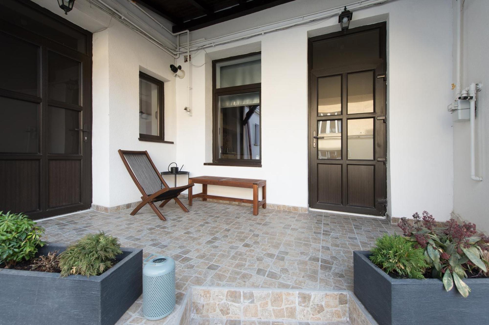 Lovely Brasov Flat With Patio And Mountain Views Екстер'єр фото