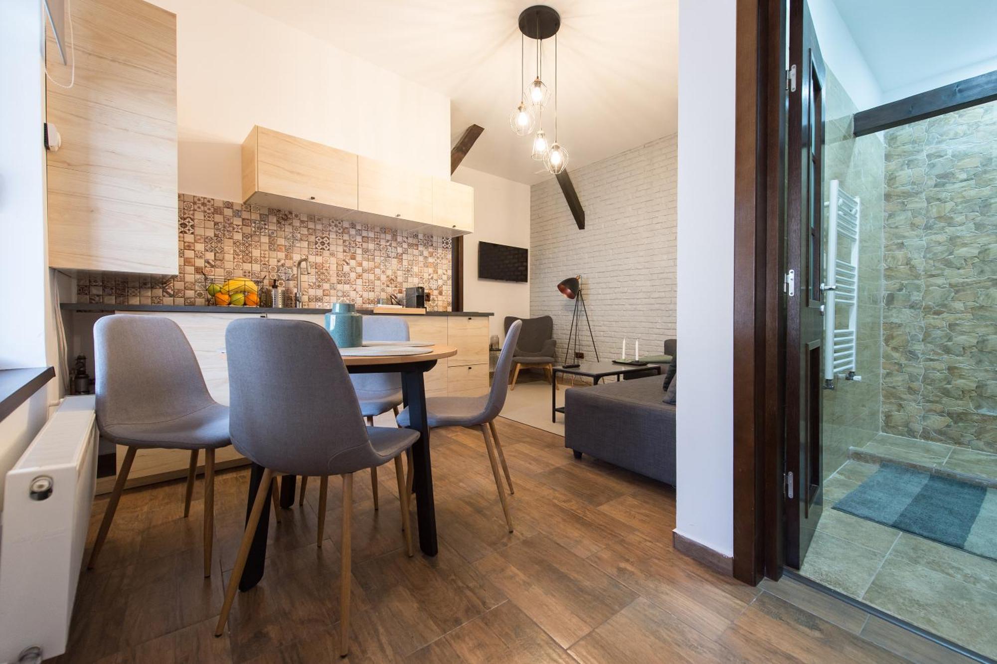 Lovely Brasov Flat With Patio And Mountain Views Екстер'єр фото