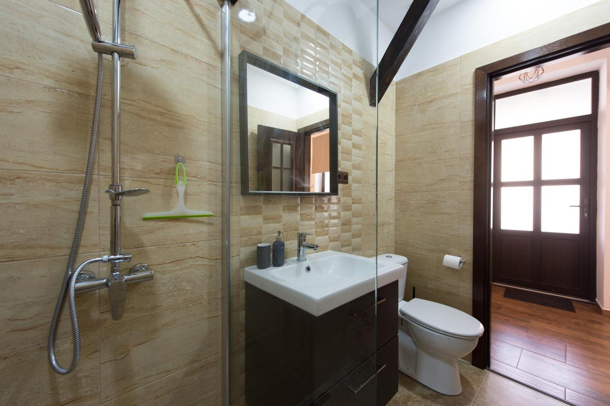 Lovely Brasov Flat With Patio And Mountain Views Екстер'єр фото