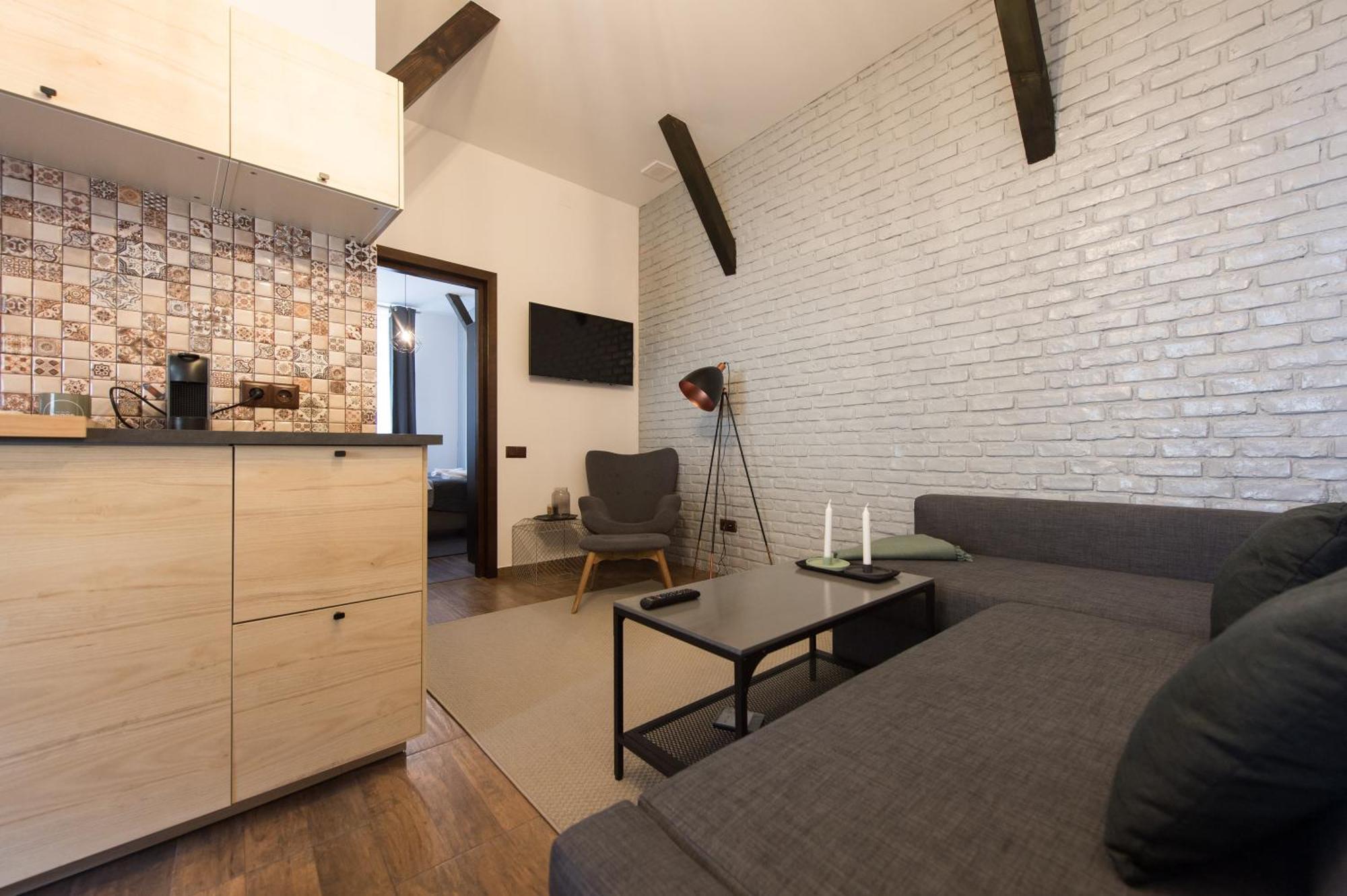 Lovely Brasov Flat With Patio And Mountain Views Екстер'єр фото